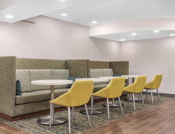 Hampton Inn & Suites by Hilton Toronto Downtown 5