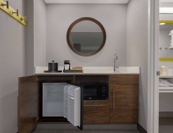 Hampton Inn & Suites by Hilton Toronto Downtown 3