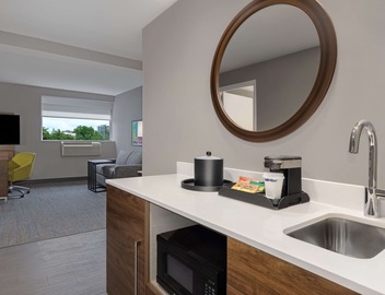 Hampton Inn & Suites by Hilton Toronto Downtown 4