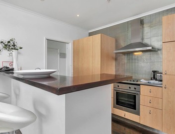 Harbour-Front 2-Bed · Iconic Shed 20 Princes Wharf 4