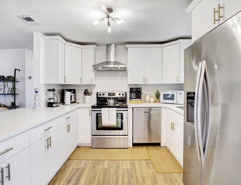 HeatedPool Hottub FreeParking PetFriendly 2.5miles Beach! 5