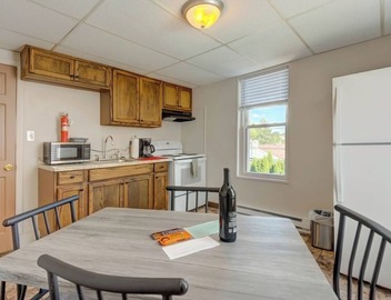Hell's Kitchen, Apt #1 1-bedroom apartment just a short walk to Hershey Theatre 2
