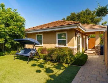 Hidden Garden Oasis Private Yard Stylish Retreat 3