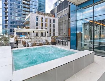 High Rise Skyline DowntownCondo Pool &Free Parking 3
