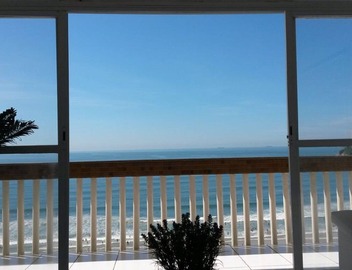 High standard apartment, balcony facing the sea, Pitangueiras Beach. 4