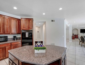 Hillside Pool Haven: 6 bedrooms, with fitness area, and wide backyard 2