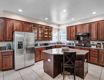 Hillside Pool Haven: 6 bedrooms, with fitness area, and wide backyard 3