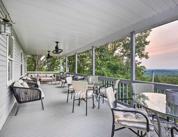 'Hilltop Hideaway' Branson Home w/Trampoline! 2