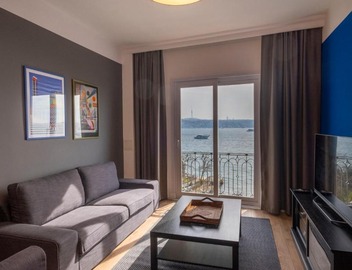 Hip Waterfront Apt with a Striking View 3