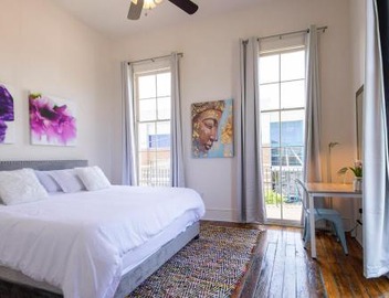 Historic 3 bedroom 4blocks from famous St Charles Ave Mardi Gras parade route, steps to Jazz venues and restaurants 2