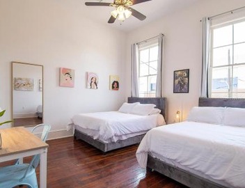 Historic 3 bedroom 4blocks from famous St Charles Ave Mardi Gras parade route, steps to Jazz venues and restaurants 3