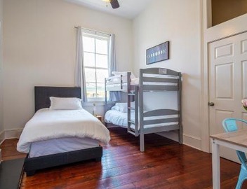 Historic 3 bedroom 4blocks from famous St Charles Ave Mardi Gras parade route, steps to Jazz venues and restaurants 4