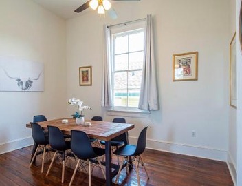 Historic 3 bedroom 4blocks from famous St Charles Ave Mardi Gras parade route, steps to Jazz venues and restaurants 5