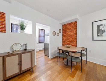 Historic Beacon Hill Charm: Modern Apt w/Patio, High-Speed WiFi, Steps to Cafes and Boston Commons! 2