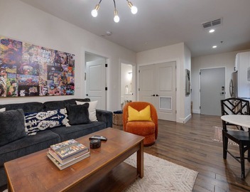 Historic Midtown Loft · Pool · Walk to Vandy 3