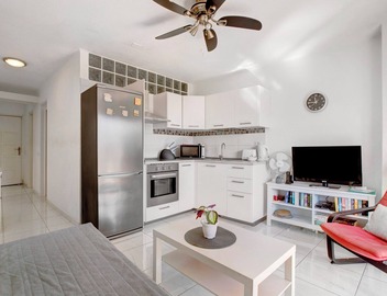 Holiday Apartment 'Los Geranios 304' with Shared Pool, Private Terrace and Wi-Fi 2