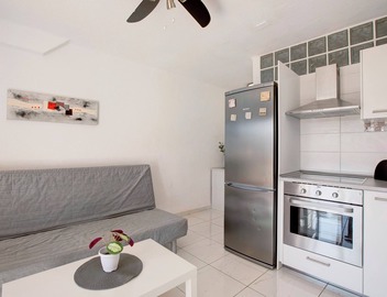 Holiday Apartment 'Los Geranios 304' with Shared Pool, Private Terrace and Wi-Fi 4
