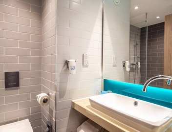 Holiday Inn Express London Heathrow T4 by IHG 3