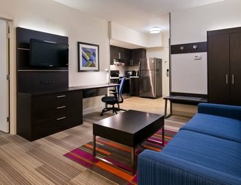 Holiday Inn Express & Suites Everett by IHG 3