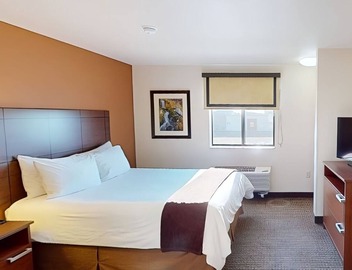 Home Away from Home with Pets Welcomed and Nearby Parks 4