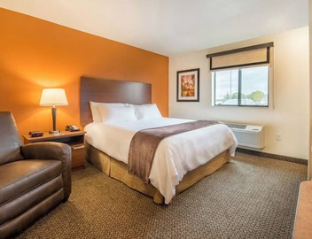 Home Away from Home with Pets Welcomed and Nearby Parks 3