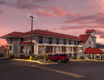 HomeTowne Studios by Red Roof Lancaster 4