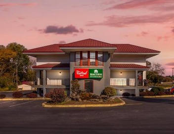 HomeTowne Studios by Red Roof Lancaster 5