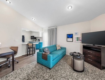Hotel Near Van Nuys Golf Course! Pets Welcome, Outdoor Pool, Shuttle Service! 3