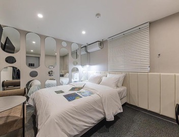 Hotel Yellow 3