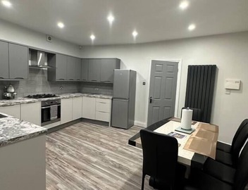 Immaculate 4-Bed detached House in Bootle 2