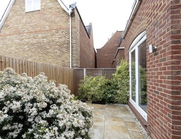 Immaculate Central Windsor Town House 4