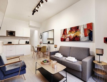 Intimate Flat w A C & Jacuzzi - 2BR 6P Montmartre 4