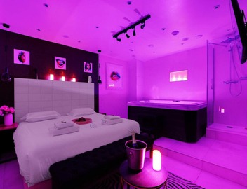 Intimate Flat w A C & Jacuzzi - 2BR 6P Montmartre 3