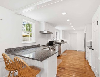 It's A Shore Thing: 017-H Classic Cape Charm Just Steps from Nantucket Sound 2