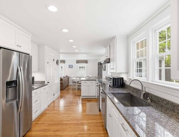 It's A Shore Thing: 017-H Classic Cape Charm Just Steps from Nantucket Sound 4