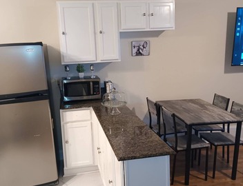 Jazzed Up Condo in the heart of the Magazine St. Garden District! 2