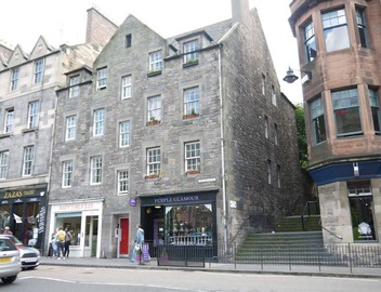 JOIVY The Wee Palace by the Castle 4