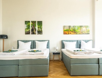 KAISER 02 by ROCKCHAIR Apartments l SUPERHOST Status l 3 Bedrooms Boxspringbeds 2 Bathrooms l Cozy Family & Business Flair 155 sqm 3 Balcony 2nd Floor Elevator up to 10 guests welcomes you! 2