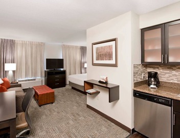 King Accessible Studio | Free Breakfast & Pool 3