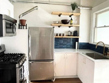 *KING BED* Charming 2 bdrm above Cafe! 2
