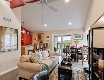King bed, view, patio, .33 miles to Barton Springs/Zilker Park, @2 miles to DT! 2