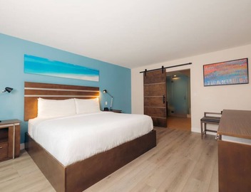 King Deluxe Patio, The Cove Hotel | Heated Pool and Wave Lounge 2