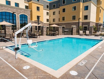 King Suite. Free Breakfast. Pool. Shared BBQ. Great for Business Travelers! 2
