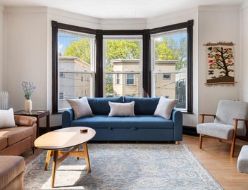 Knock on Wood - Airy Charm in Heart of Downtown 5