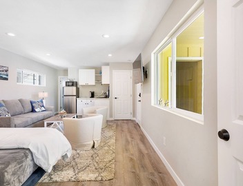 La Jolla Shores Beach Bungalow w/Balcony, 2 Units in 1 & Steps from the Beach! 4