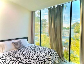 LA Modern Street View Glass Window 2BR 4