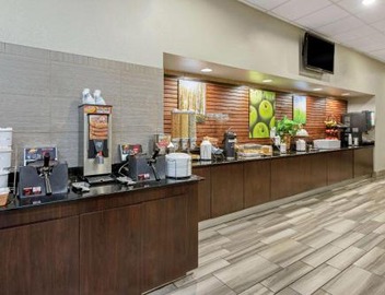 La Quinta Inn & Suites by Wyndham New Orleans Airport 4