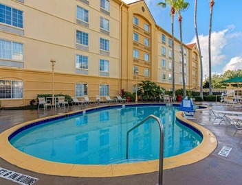 La Quinta Orlando | Executive King | Free Shuttle & Breakfast | Pool | Near MCO 4