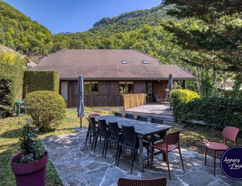 🌲 La Scierie d'Angon – Charm just steps from the lake Welcome to La Scierie d’Angon, a property full of character and unique history, nestled between lake and mountains just a short walk from the beaches of Talloires. 5