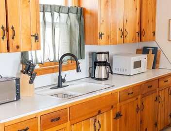 Lakefront Charming Cottage Retreat 3